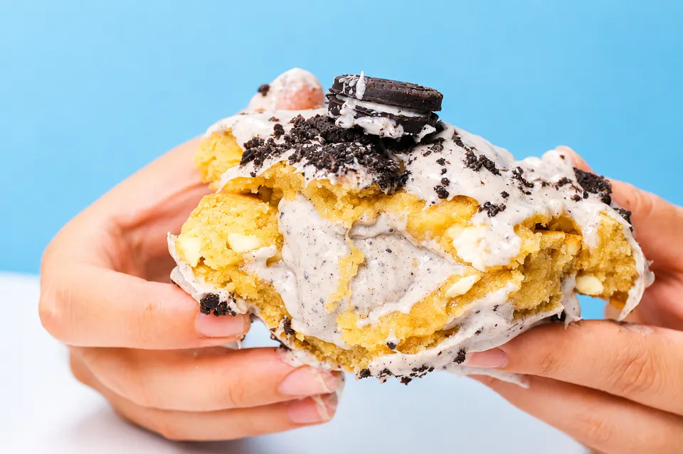 Cookie rellena de Oreo con interior cremoso