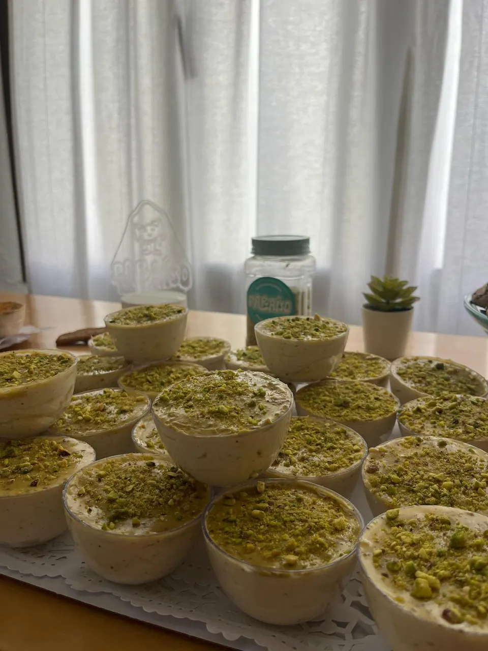 Minivasitos de pistacho para mesa dulce